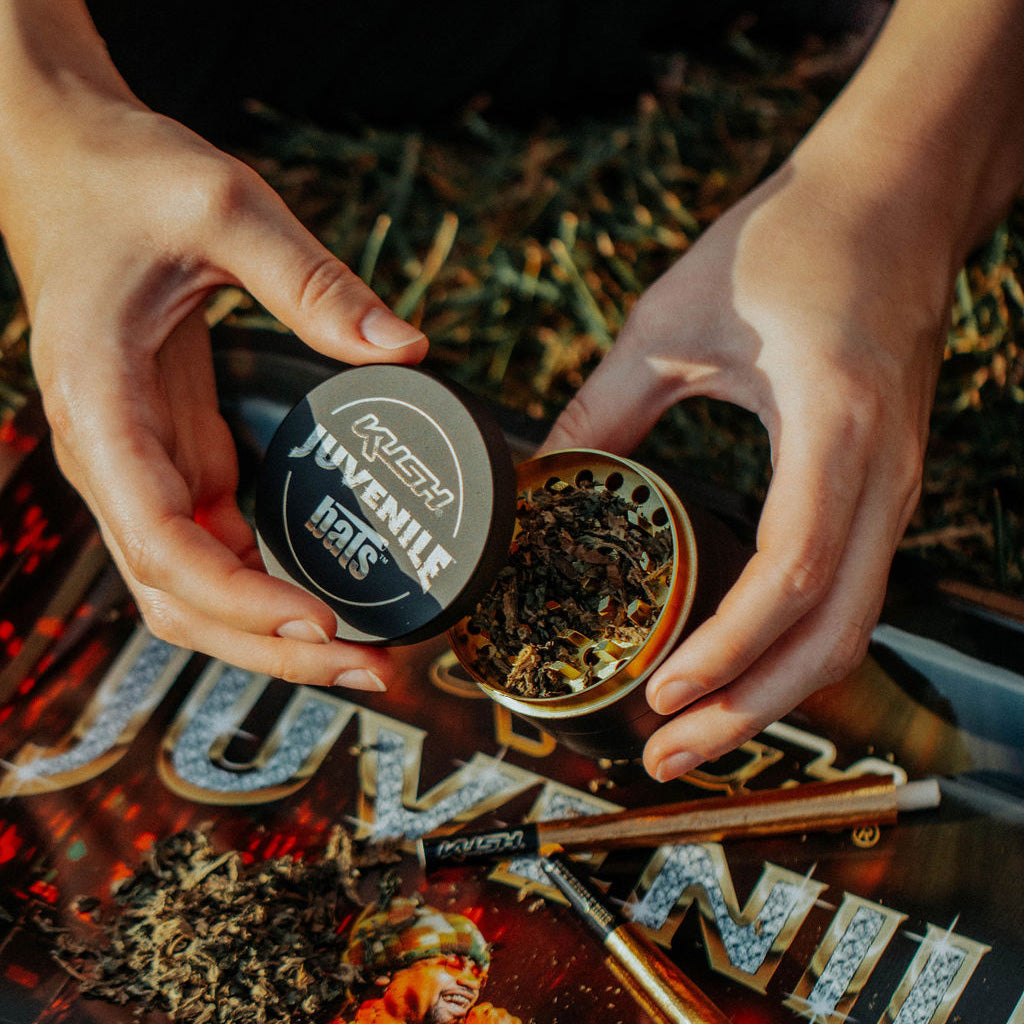 JUVENILE Grinder - Black & Gold